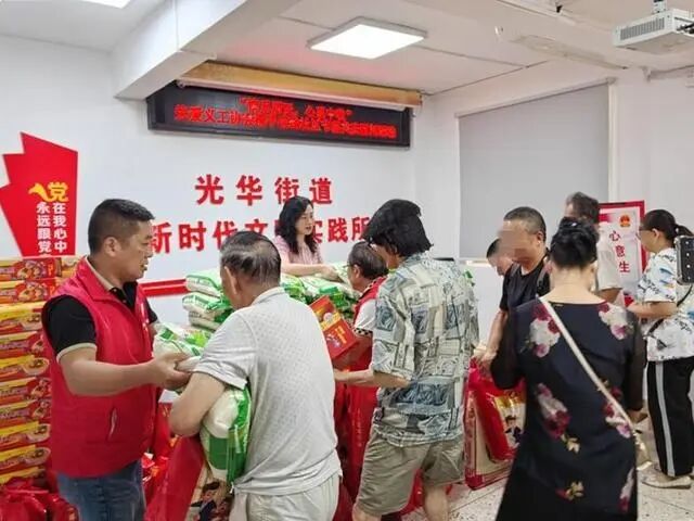 善舉暖心！汕頭龍湖關(guān)愛義工節(jié)前慰問步履忙