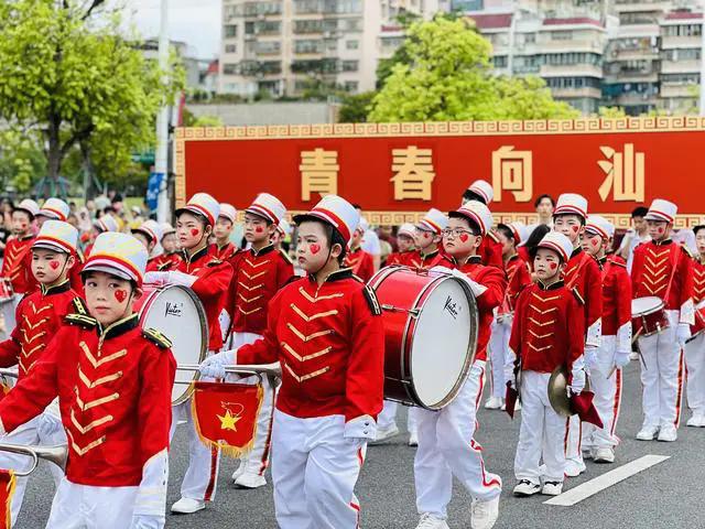 以青春之名向祖國(guó)告白，近千名青少年巡游汕頭內(nèi)海灣