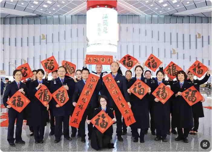 年味濃！汕頭站舉辦書法公益活動為旅客送上新春祝福