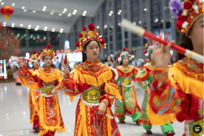 汕頭英歌隊向歐洲出發(fā)！機(jī)場快閃引中外旅客駐足圍觀｜文化中國行