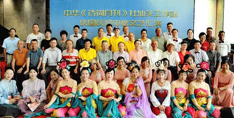 詩(shī)樂(lè)融秋色，家國(guó)共月明