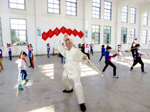 偷學(xué)棍術(shù)得真?zhèn)?80多歲老翁弘揚非遺虎樁棍
